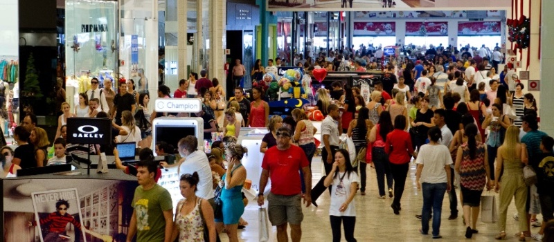 &#8216;É A CRISE&#8217;: Vendas em shoppings no Natal caíram 3%, diz associação