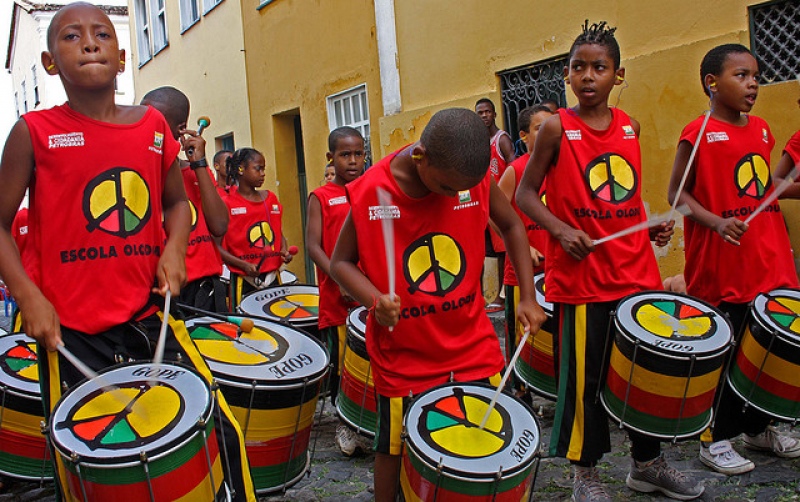 OPORTUNIDADE: Escola Olodum abre inscrições gratuitas para curso de percussão