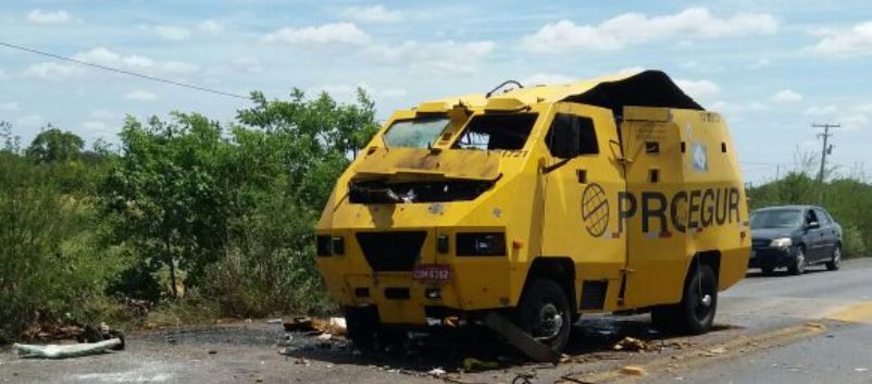 BANDITISMO: Com armas de grosso calibre, quadrilha explode carro forte no sertão da Bahia