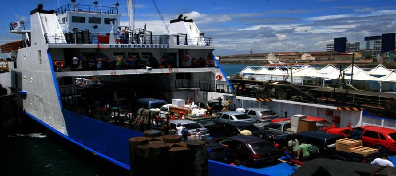 TUDO TRAVADO: Fila de embarque do ferry-boat causa engarrafamento no bairro da Calçada