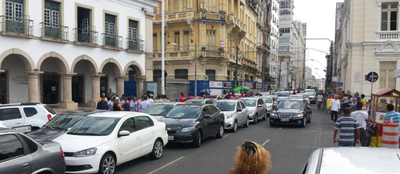 &#8220;QUEREMOS TRABALHAR&#8221;: Motoristas do Uber chegam à Praça Municipal em carreata; Veja vídeo