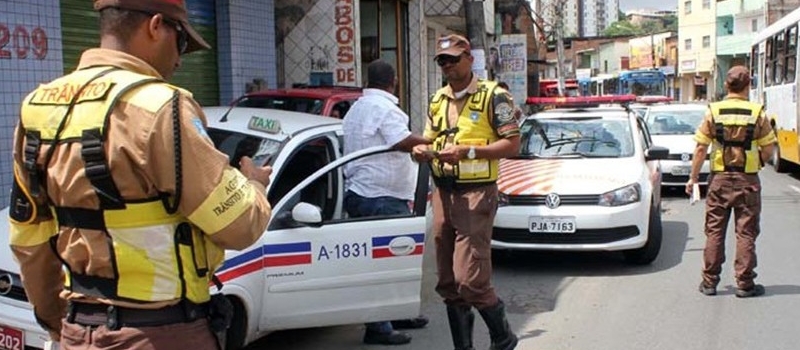 MAIOR ONDA: Agente da Transalvador confisca chave de motorista do Uber; Veja vídeo