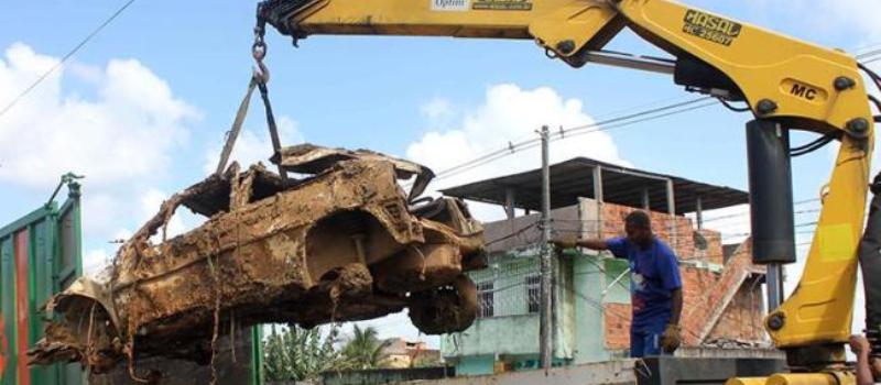 &#8216;DESAFOGANDO&#8217;: Operação retira sucatas da Avenida Suburbana