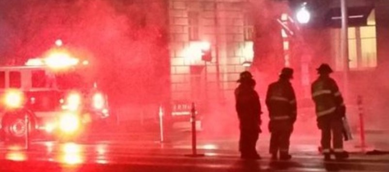 ESTADOS UNIDOS: Homem ateia fogo em si mesmo em protesto contra futuro presidente, Donald Trump