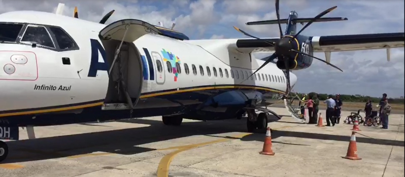 PÂNICO: Avião com destino a Aracaju faz pouso de emergência após problema em motor; Veja vídeos