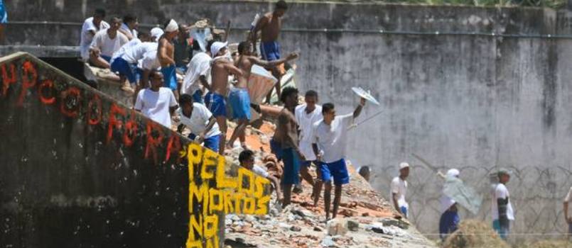 Pelo sexto dia consecutivo, presos fazem batalha campal em presídio de Alcaçuz (RN)