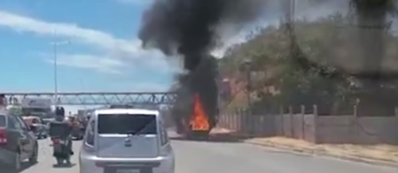 SUSTO: Carro pega fogo na Av. Paralela e deixa trânsito lento