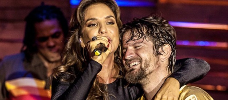 VEJA VÍDEO: Ivete aparece de surpresa em show de Saulo na Praia do Forte