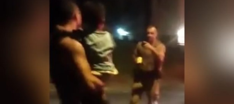 Policial Militar dá choque em homem com criança no colo; Veja vídeo