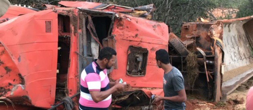 SÃO DESIDÉRIO: Homem morre esmagado após carreta carregada de soja tombar em rodovia