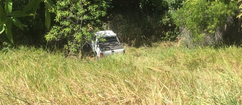 PERIGO NA CURVA: Motorista perde controle de carro que cai em viaduto de Salvador; Veja fotos