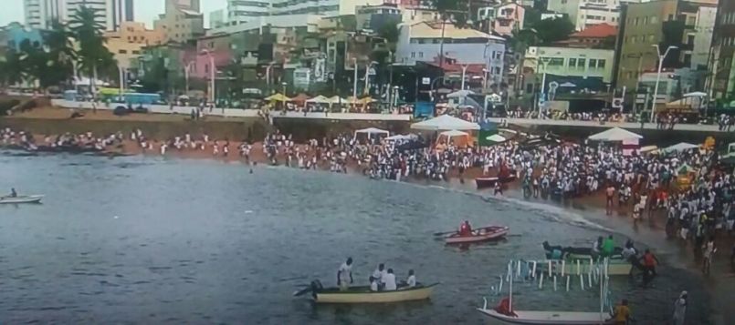 IEMANJÁ:  Desde a madrugada, multidão toma o Rio Vermelho para homenagear a Rainha do Mar