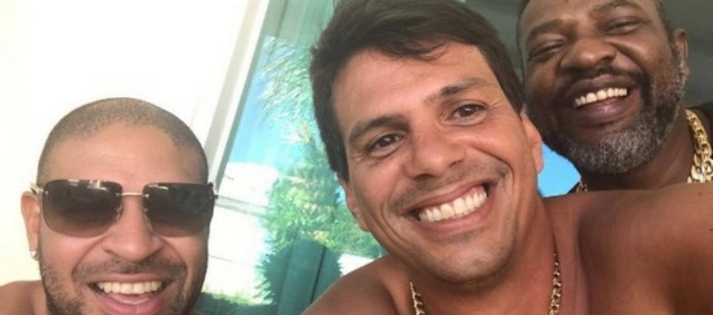 NA &#8216;FARRA&#8217;: Fora dos gramados há oito meses, Adriano &#8216;Imperador&#8217; se diverte no Rio com Mr. Catra e Naldo