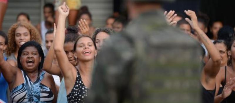 PELO FIM DA GREVE: Moradores protestam em frente a quartel-geral de Vitória pedindo a volta da PM