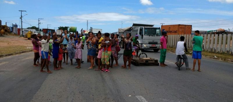 BA-526: Por falta de água, manifestantes bloqueiam Km 14, sentido CIA-Simões Filho; Trânsito fica lento na via