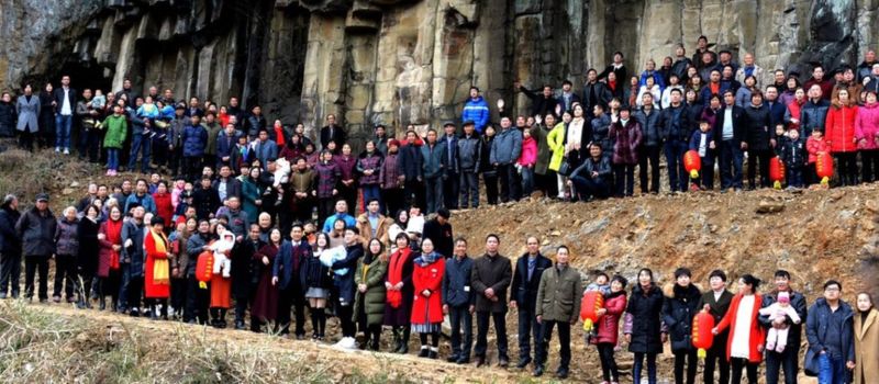 A GRANDE FAMÍLIA: Com a ajuda de um drone, família chinesa reúne seus 500 parentes em fotografia rara