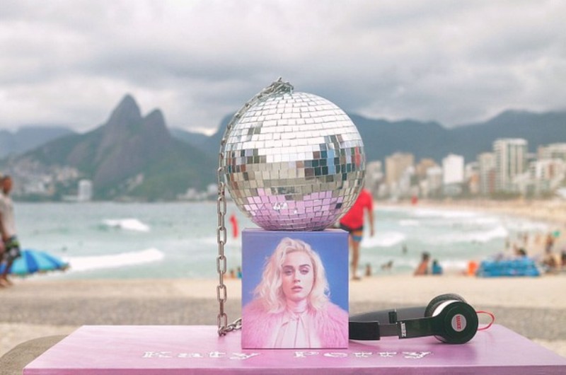 AMOR DE FÃ: Carioca viaja 60km para escutar nova música de Katy Perry