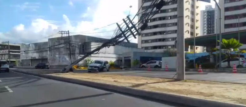 VEJA VÍDEO: Carro fica destruído após bater em poste e deixa bairro de Salvador sem energia elétrica