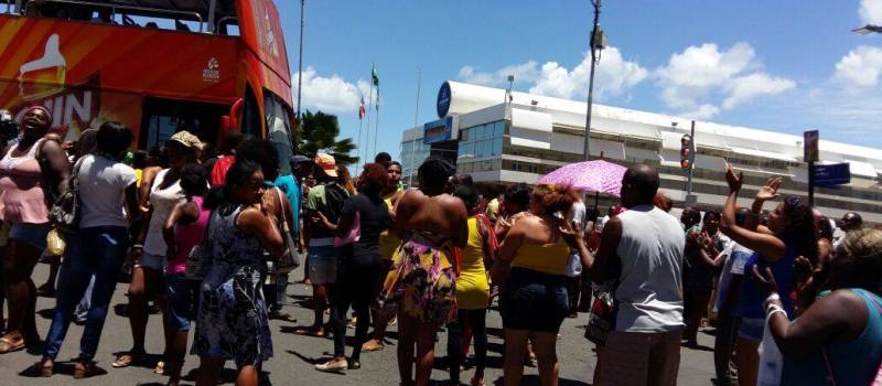 &#8220;QUEREMOS TRABALHAR&#8221;: Ambulantes voltam a protestar na frente da Prefeitura de Salvador