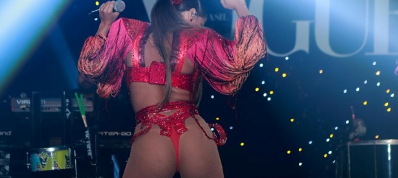 PROVOCANTE: Anitta abusa de sensualidade e vai até o chão de fio-dental em show Pré-Carnaval; Veja vídeo