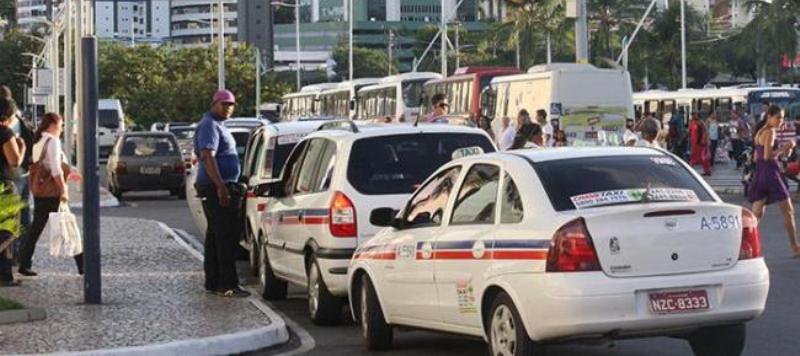 Taxistas começam a cobrar bandeira 2 nesta quinta; Tarifa permanece até a quarta-feira de Cinzas