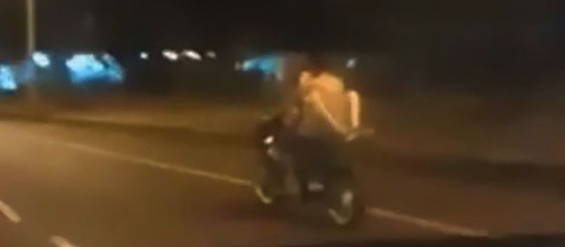 QUE CORAGEM!: Casal é flagrado fazendo sexo sobre moto em movimento; Veja vídeo