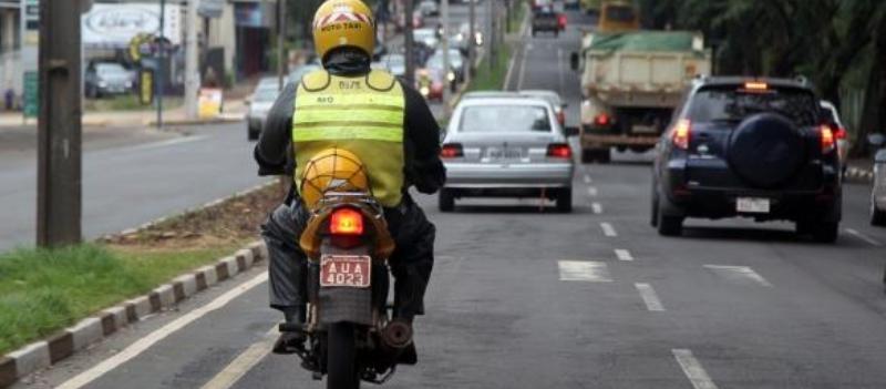 Às vésperas da regulamentação, grupo de mototaxistas ocupa faixa da Rua Chile, no Centro da cidade