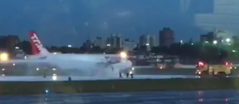 Turbina de avião pega fogo e assusta passageiros no mesmo aeroporto onde aconteceu tragédia há 10 anos