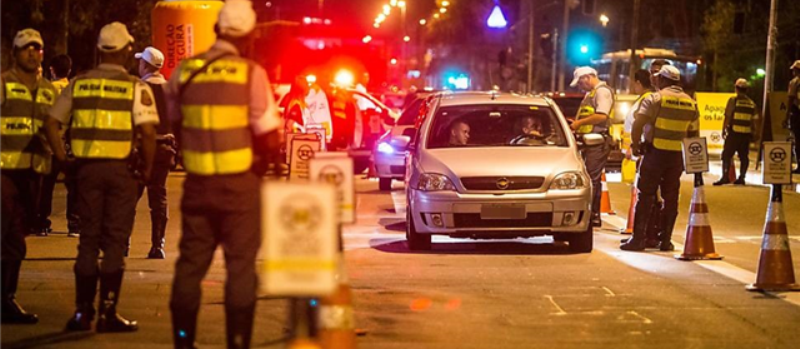 Transalvador notifica 52 condutores em blitze de alcoolemia; Duas pessoas morrem atropeladas por ônibus