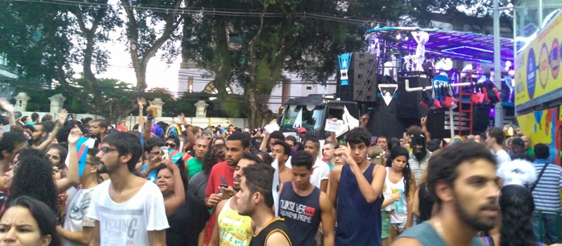 AMOR NA MANHA: Baiana System agita multidão e protesta contra governo Temer durante desfile na Avenida