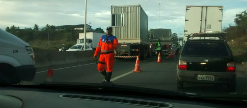 ENGARRAFAMENTO NA BR 324: Acidente provoca fila de cerca de 7km de veículos no sentido Feira de Santana