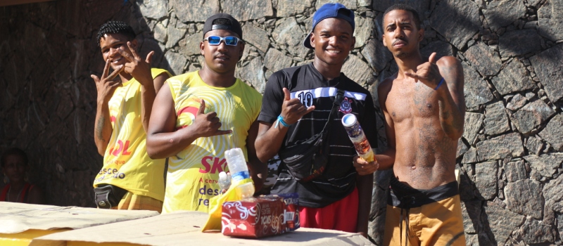 NA LABUTA E NA FOLIA: Vendedores ambulantes falam como se divertem durante o Carnaval