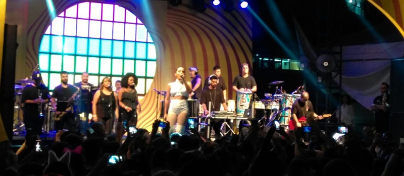 NA CARONA: Anitta chega ao Camarote Skol no trio do Eva para show exclusivo; Veja vídeo