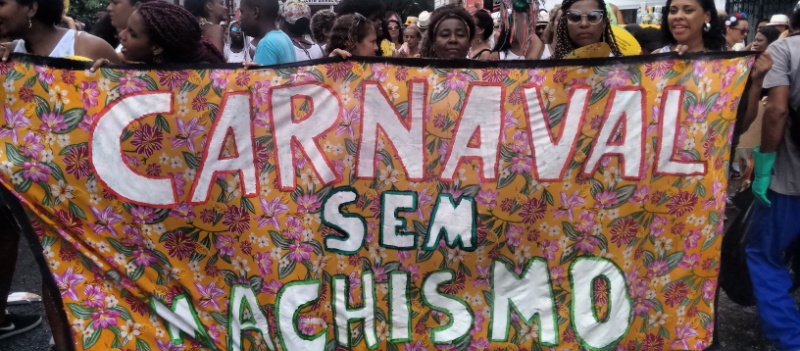 TRADIÇÃO: Samba, comida e muitos protestos marcam a Mudança do Garcia 2017