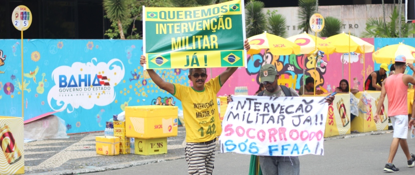 CARNAVAL POLÍTICO: Em contraponto à Mudança do Garcia, folião pede &#8220;intervenção militar já&#8221;