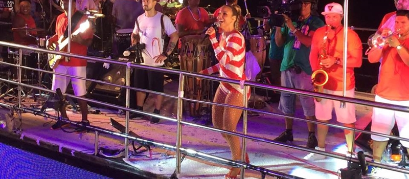 Ivete arrasta multidão na Barra e fala sobre desfile na Grande Rio, ?Dei um tiro de Usain Bolt e me piquei?