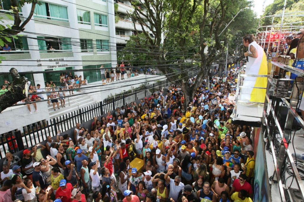 Mais de 110 atrações desfilam no Centro de Salvador com patrocínio do Governo