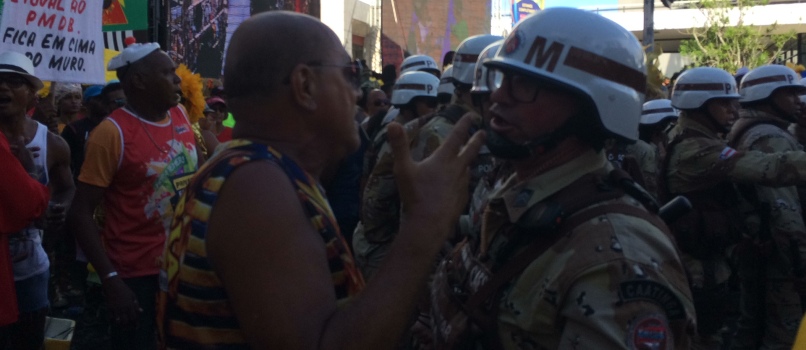 CONFUSÃO: Manifestantes protestam em frente a TV Bahia, atrasam trio e polícia usa força