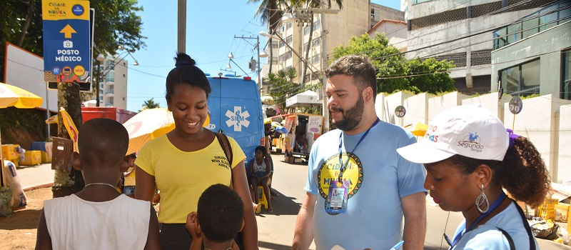 DEBAIXO DA ASA: Ambulantes não confiam em deixar filhos nos abrigos da prefeitura