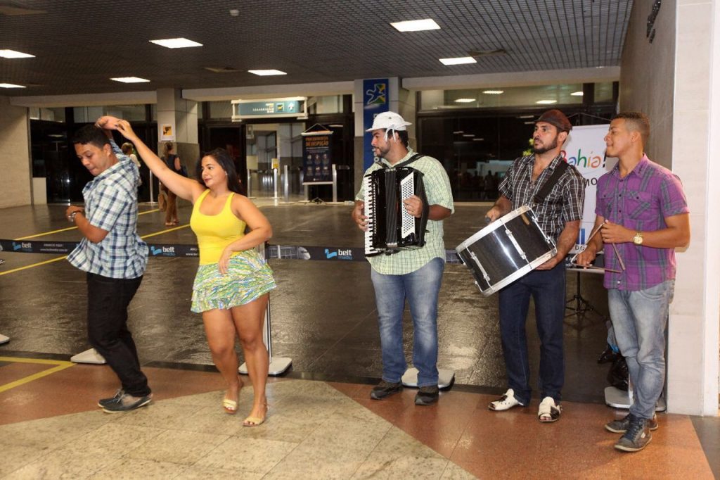 No aeroporto, Governo dá &#8220;até logo&#8221; a turistas e faz convite para o São João da Bahia