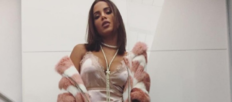 ESSA MINA É LOUCA: Anitta aposta em &#8216;camisola&#8217; para curtir noitada na Califórnia