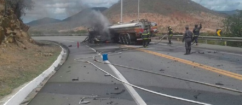 ACIDENTE GRAVE: Colisão entre caminhão-tanque e carro deixa quatro pessoas mortas na BR-116