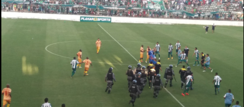 BARBÁRIE: Jogadores e torcedores brigam em campo no empate entre Gama e Brasiliense; Veja vídeo