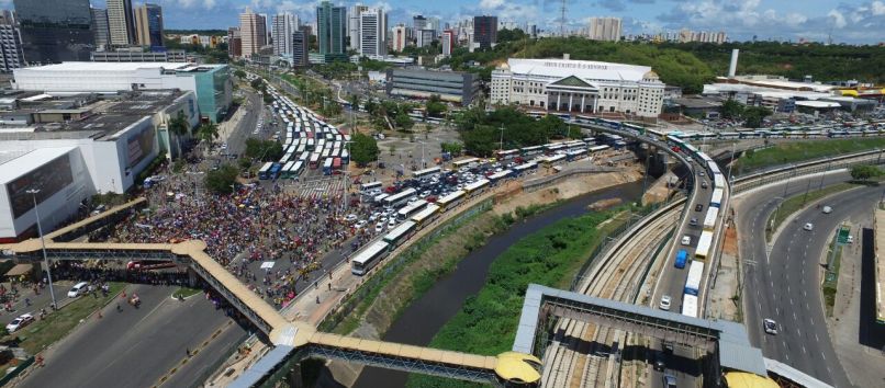 VÍDEO: Após 4 horas de protesto por Previdência, vias são liberadas em Salvador