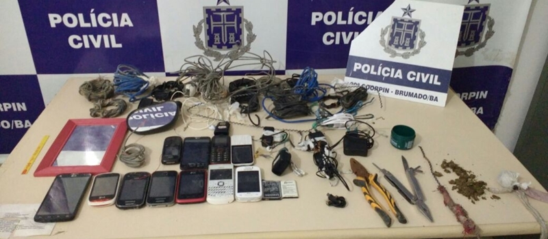 OBJETOS SUSPEITOS: Revista em carceragem apreende celulares e maconha em Brumado