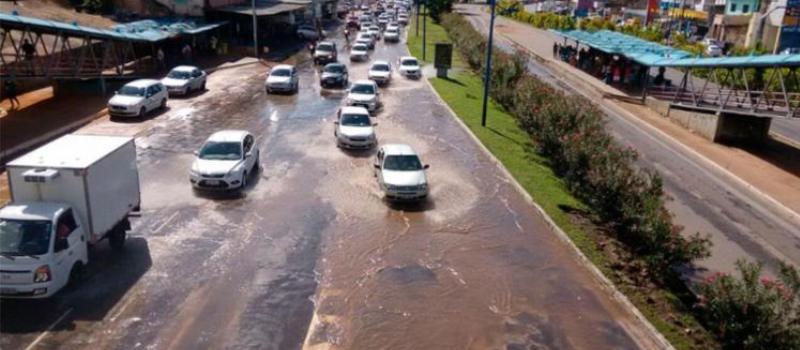 TRANSTORNO: Bairros de Salvador ficam sem água após acidente em adutora na Av. Vasco da Gama