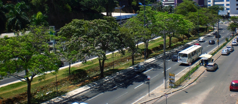 EXECUÇÃO: Homem é baleado dentro de carro na Avenida Garibaldi; Atirador fugiu a pé