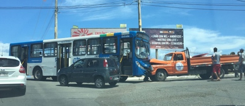 ACIDENTE: Caminhão e Ônibus colidem em Stella Maris e deixa uma vítima