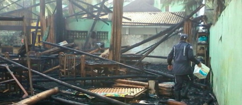 ILHÉUS: Incêndio iniciado em terreno baldio se alastra e destrói parte de estrutura de Hotel