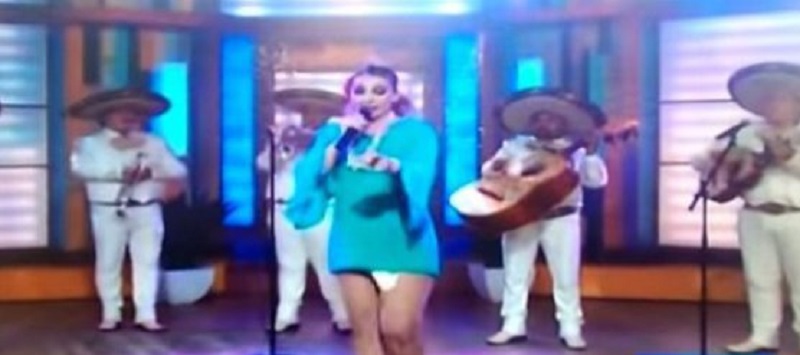 VEJA VÍDEO: Cantora mexicana deixa absorvente cair das pernas em programa de TV